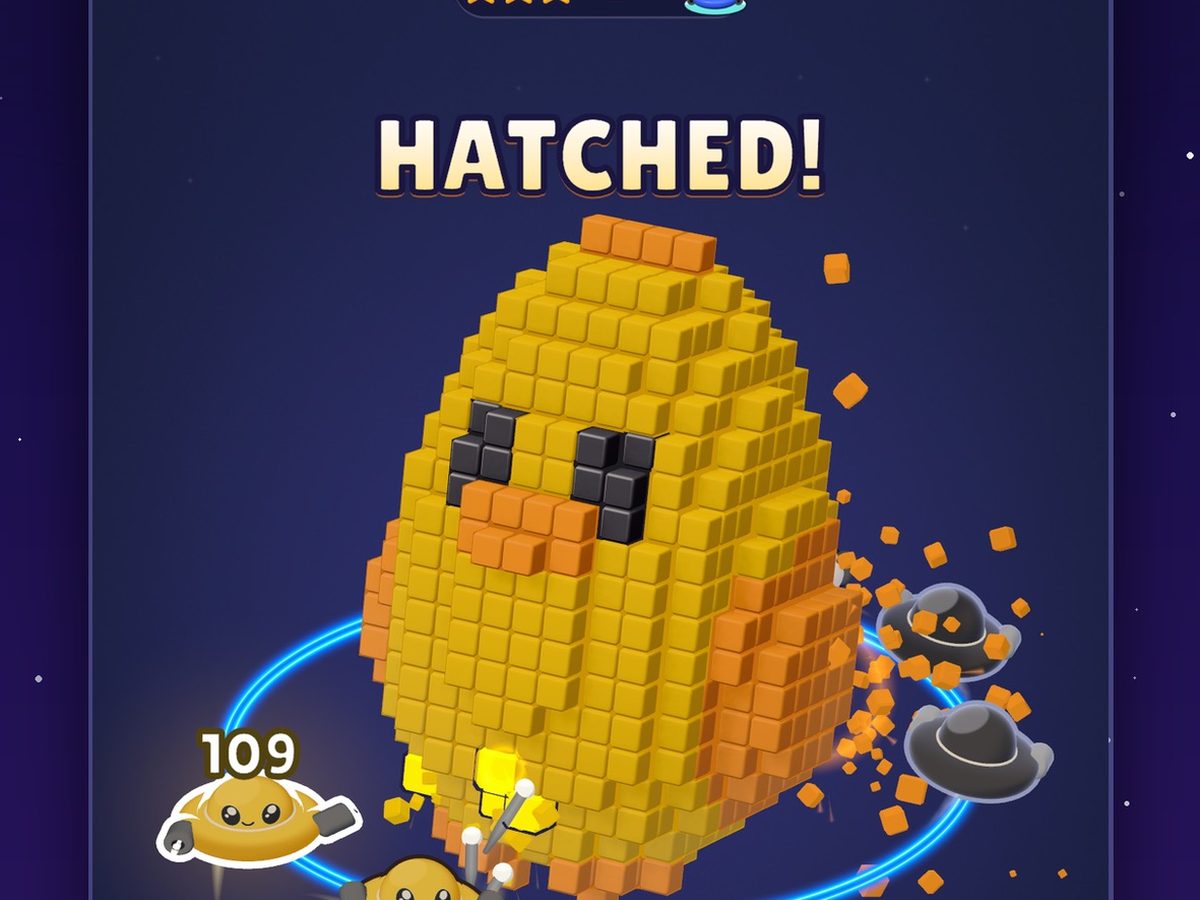 Voxel Orbit: a voxel egg hatching into a yellow chick while UFOs orbit it